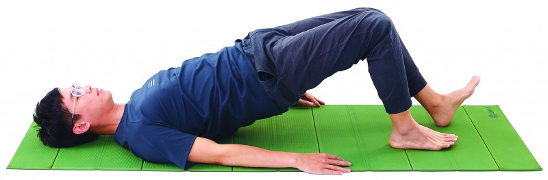 踏步臀橋式。(圖/遠流提供) 踏步臀橋式。(圖/遠流提供)