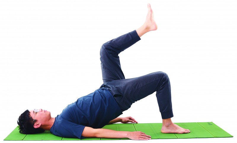 單腳臀橋式。(圖/遠流提供) 單腳臀橋式。(圖/遠流提供)