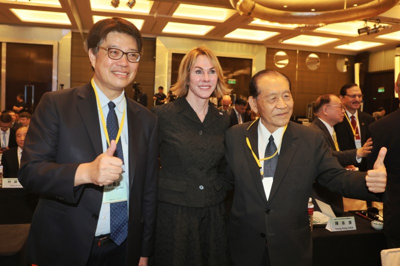 20240912-國防安全研究院12日舉行 「台北安全對話」 活動， 國防院董事長霍守業（右起）、前美國駐聯合國大使克拉芙特（Kelly Craft）、陸委會主委邱垂正出席。（柯承惠攝）