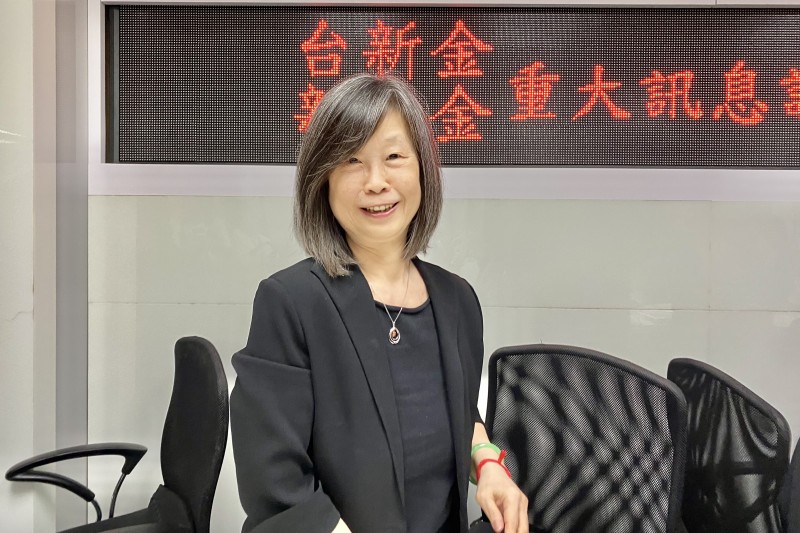 台新金控財務長賴昭吟2024年9月11日赴證交所說明變更台新金與新光金的換股比例。