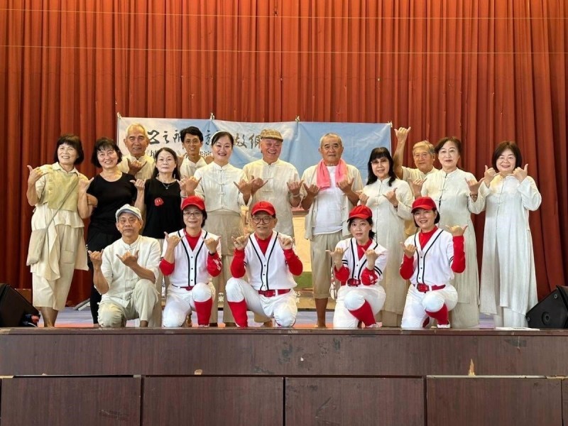 三間屋樂坊成員巡演合照。 三間屋樂坊成員巡演合照。