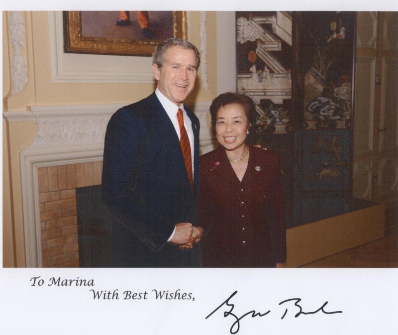 2001年美國第43任共和黨總統延攬右張曼君入閣。(張曼君提供) 2001年美國第43任共和黨總統延攬右張曼君入閣。(張曼君提供)