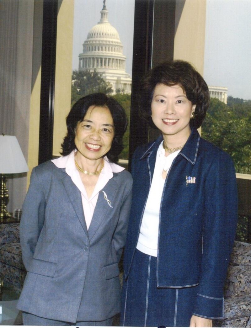 張曼君博士(左)與美國勞工部長趙小蘭(右)於華府Elaine Chao crop。(張曼君提供) 張曼君博士(左)與美國勞工部長趙小蘭(右)於華府Elaine Chao crop。(張曼君提供)