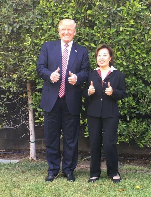 2017年6月3日張曼君(右)被美國第45任共和黨總統唐纳德‧川普 Donald Trump延攬入閣(張曼君提供) 2017年6月3日張曼君(右)被美國第45任共和黨總統唐纳德‧川普 Donald Trump延攬入閣(張曼君提供)