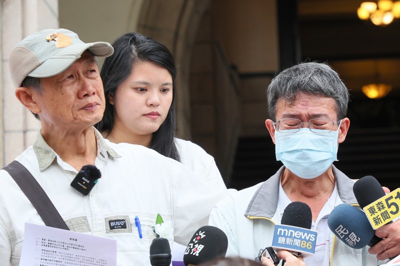 20241203-師鐸獎女教師案家屬張介能教授(左)、校園割喉案家屬(右)3日至司法院遞交反廢死陳情書。(顏麟宇攝) 20241203-師鐸獎女教師案家屬張介能教授(左)、校園割喉案家屬(右)3日至司法院遞交反廢死陳情書。(顏麟宇攝)