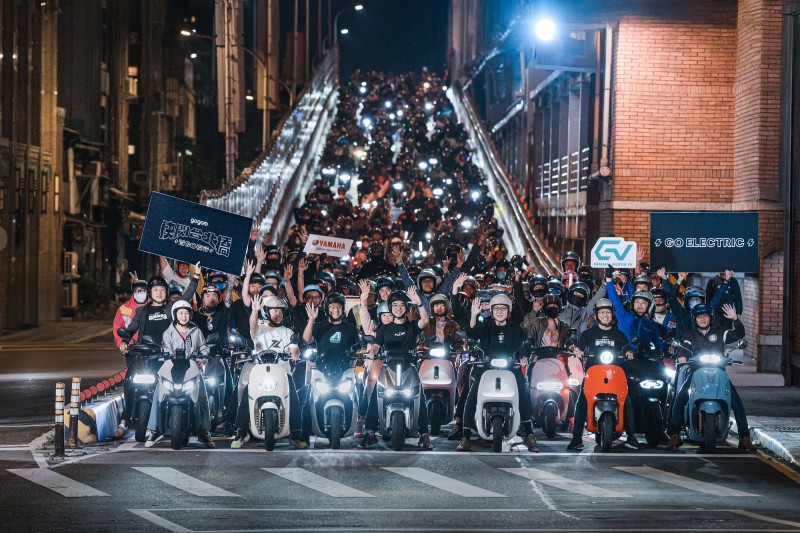 今年11月初,Gogoro經典的「快閃台北橋」車聚活動不受公司人事出走影響,依然盛大舉辦。眾多電車不僅照亮台北橋,也點亮Gogoro的未來方向。(圖/Gogoro) 今年11月初,Gogoro經典的「快閃台北橋」車聚活動不受公司人事出走影響,依然盛大舉辦。眾多電車不僅照亮台北橋,也點亮Gogoro的未來方向。(圖/Gogoro)