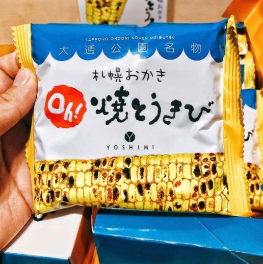 北海道必買伴手禮推薦：YOSHIMI 北海道烤玉米米菓。（圖／取自IG @eating_is_all_my_life ）