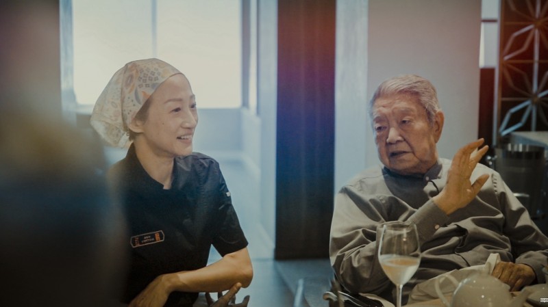 香港資深大律師陳淑莊（左）移居台灣3年之後，2024年底決定在台北開設專做私房菜的「紅棉」（Red Cotton）餐廳，獲香港美食作家蔡瀾（右）題字「風騷老闆娘」。（取自陳淑莊臉書）