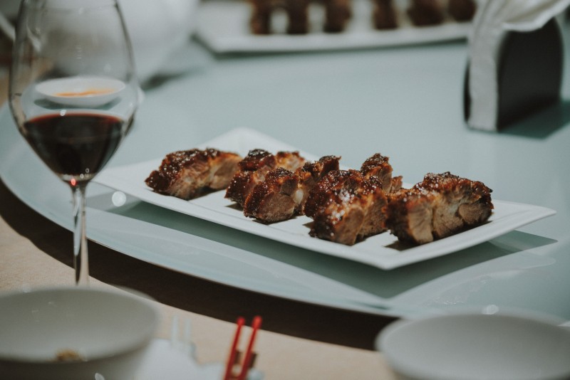 香港資深大律師陳淑莊2024年底在台北開設專做私房菜的「紅棉」（Red Cotton）餐廳，所做的叉燒肉與台灣口味不同。（取自陳淑莊臉書）