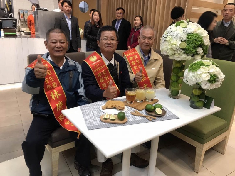 屏東的檸檬在頂新集團的德克士(Dicos)炸雞連鎖店大賣,屏東農民2017年受邀至上海參觀。(呂政璋提供) 屏東的檸檬在頂新集團的德克士(Dicos)炸雞連鎖店大賣,屏東農民2017年受邀至上海參觀。(呂政璋提供)