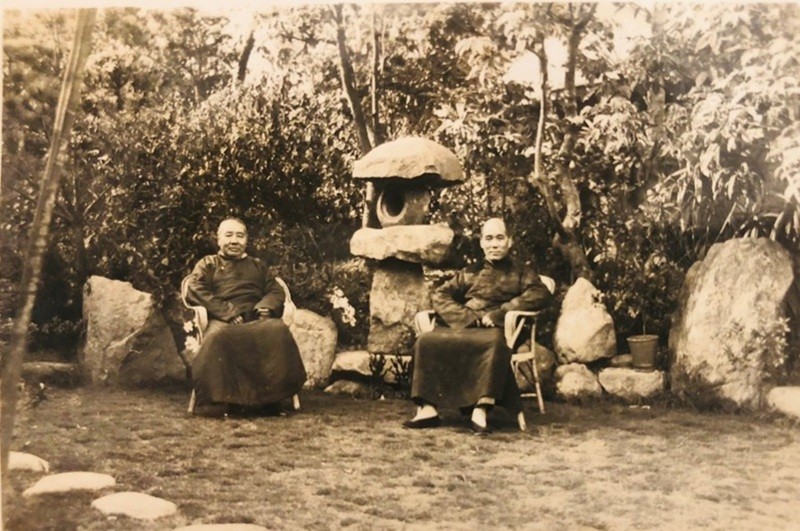 甘珠與章嘉合影青田居。（海中雄提供）