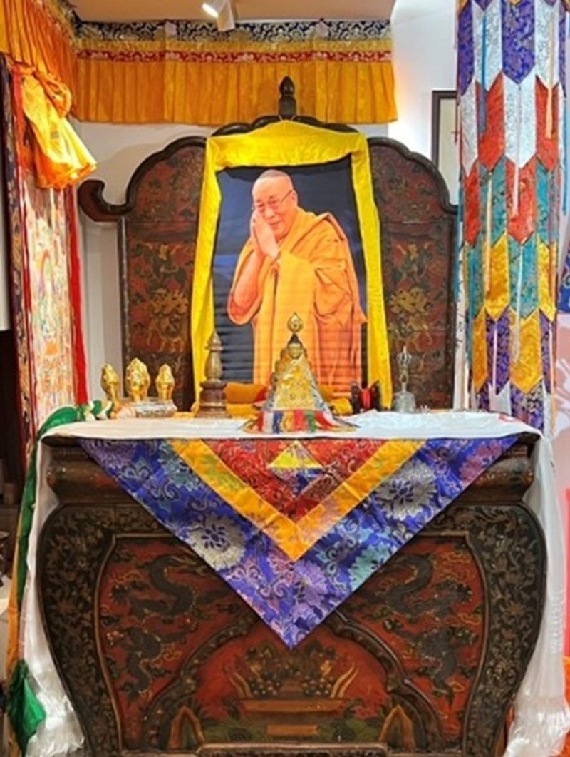2001年8月哲布尊丹巴來台弘法時的寶座。（海中雄提供）