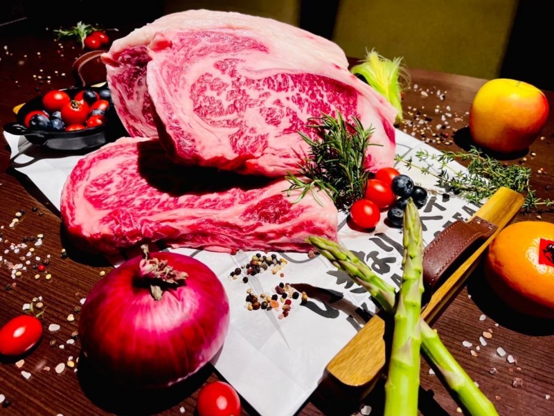 「IKINARI STEAK」以現切現烤獨特模式進入台灣，讓消費者決定牛排部位與重量，創造客製用餐體驗及創新調味方式(IKINARI STEAK提供)
