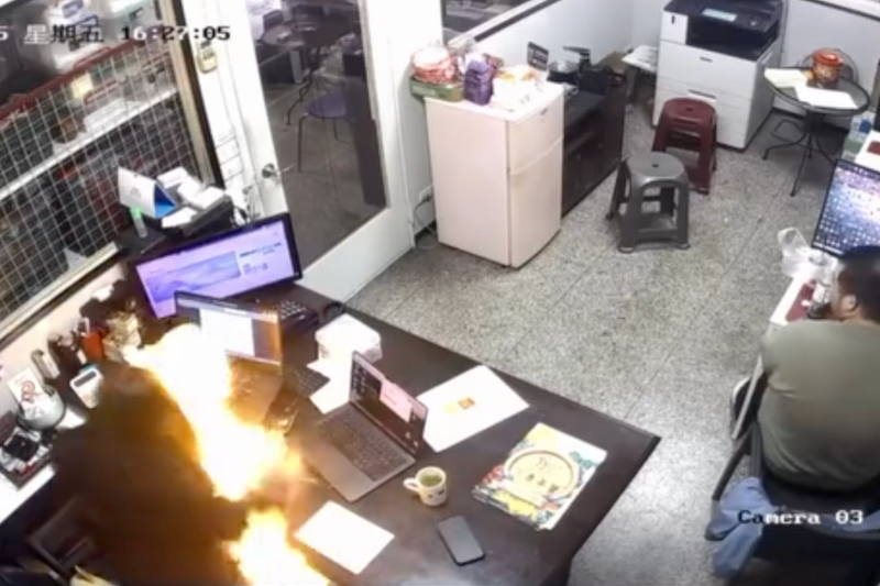 桃園一名謝姓女子在使用行動電源充電時遇上爆炸事故,導致臉部多處遭燒燙傷。(圖/翻攝自Threads/vicky5858991) 桃園一名謝姓女子在使用行動電源充電時遇上爆炸事故,導致臉部多處遭燒燙傷。(圖/翻攝自Threads/vicky5858991)