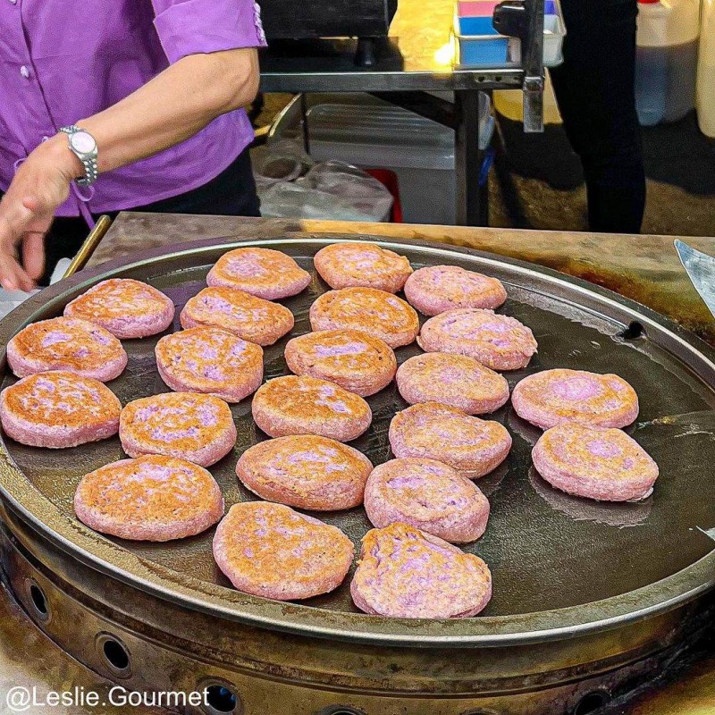彰化精誠夜市必吃美食：紅薯餅（紫山藥餅）（圖／取自IG@leslie.gourmet ）
