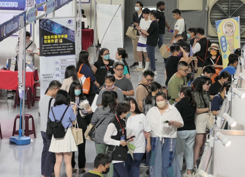 「2025 Open House春季徵才就業博覽會」8成以上是科技業職缺，提供高達1萬5千個優質工作機會。（圖／勞動力發展署桃竹苗分署提供）