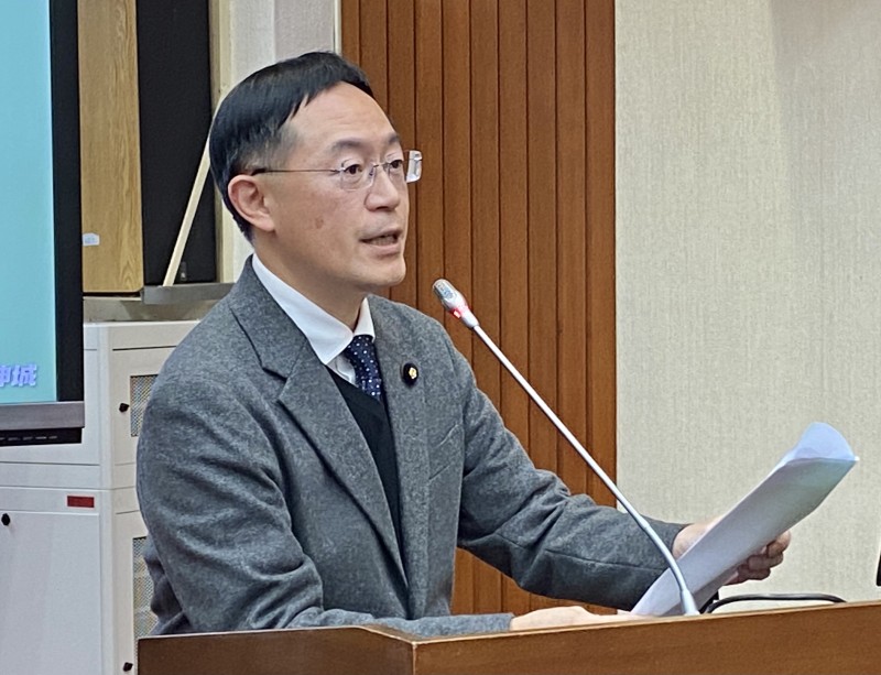 20250319-立法委員李坤城19日於公聽會上表示，金管會送交行政院版本，跟當初修法期待有落差。（陳怡慈攝）