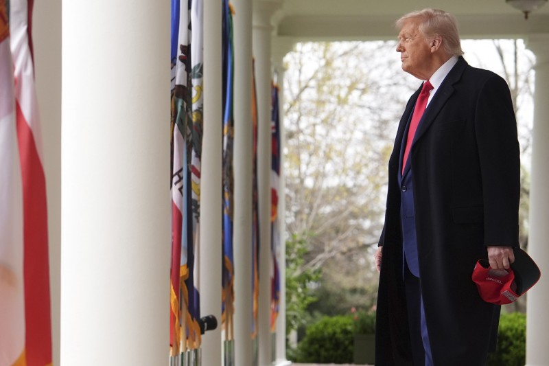 2025年4月2日，美國總統川普在白宮玫瑰園宣佈新關稅。（美聯社）