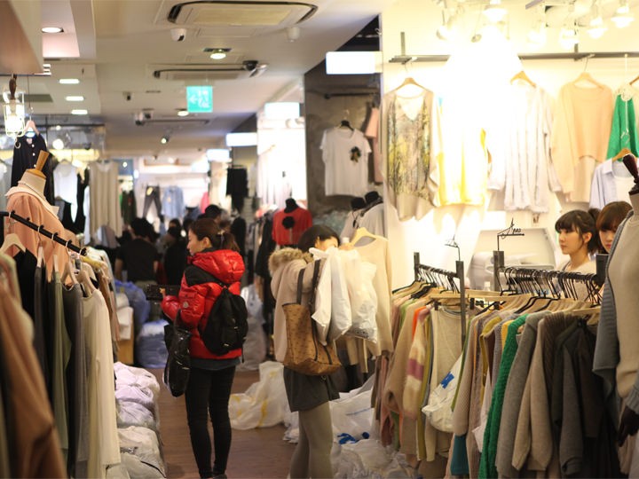 夜晚的東大門批發市場,有滿滿的批貨人潮(圖/取自韓巢)。 夜晚的東大門批發市場,有滿滿的批貨人潮(圖/取自韓巢)。