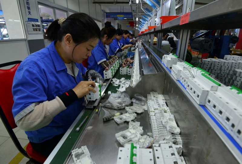 中國安徽省的工廠生產線上，正在檢查產品的女性勞工人員。（美聯社）