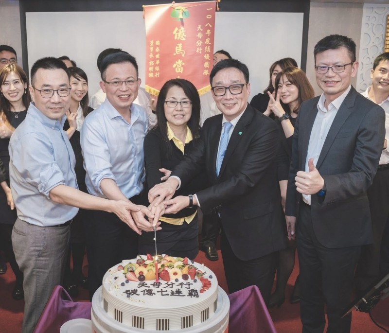 國泰世華銀行資深副總鄧崇儀(前排左一)、董事長郭明鑑(前排右二)、總經理李偉正(前排右一)合影。(取自溫志剛臉書) 國泰世華銀行資深副總鄧崇儀(前排左一)、董事長郭明鑑(前排右二)、總經理李偉正(前排右一)合影。(取自溫志剛臉書)