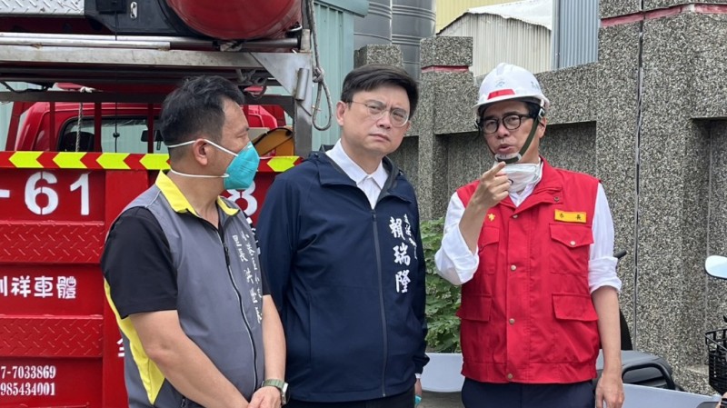 台彎三元能源科技高雄廠發生火災，高雄市長陳其邁（右）7月14日赴現場了解災情。（賴瑞隆服務處提供）