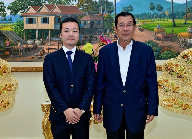 太子集團陳志（左）、柬埔寨前総理洪森（右）。（取自臉書粉專Prince Bank Plc.）用這張
