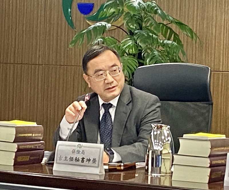 20251028-金管會保險局主任秘書古坤榮,28日出席例行記者會。(陳怡慈攝) 20251028-金管會保險局主任秘書古坤榮,28日出席例行記者會。(陳怡慈攝)