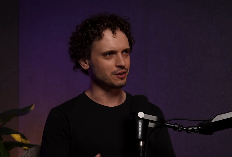 リフレクションAI共同創業者兼CEOのミーシャ・ラスキン氏。（YouTube映像より）