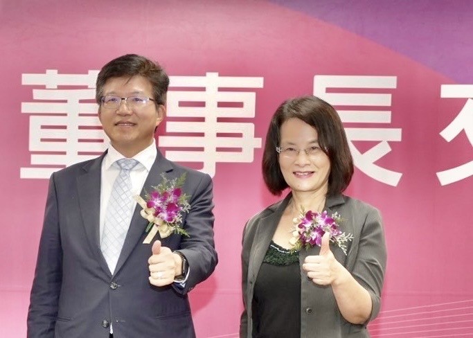 吳瑛（右）。（截圖自兆豐金控提供照片）