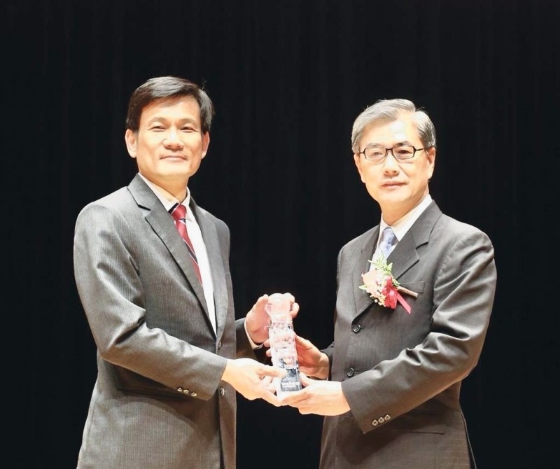 新光產險前資深副總王伯壎（左）。