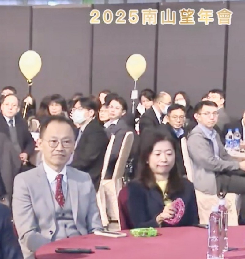 南山人壽投資長劉慧欣（前右）