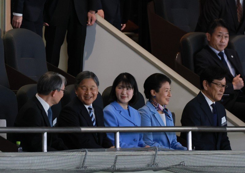 日本時隔60年再次有天皇出席棒球國際賽「天覽試合」，天皇德仁、皇后雅子及愛子內親王觀戰世界棒球經典賽（WBC）。（讀賣新聞社提供）