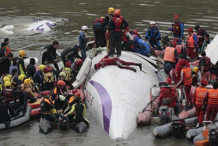 復興航空一架班機2015年2月4日在松山機場附近失事，墜毀在台北市基隆河，造成43人罹難、15人受傷（AP）