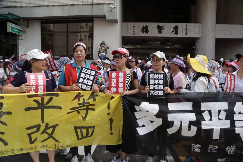 反歧視要平等 身分證六改四 反歧視要平等 身分證六改四