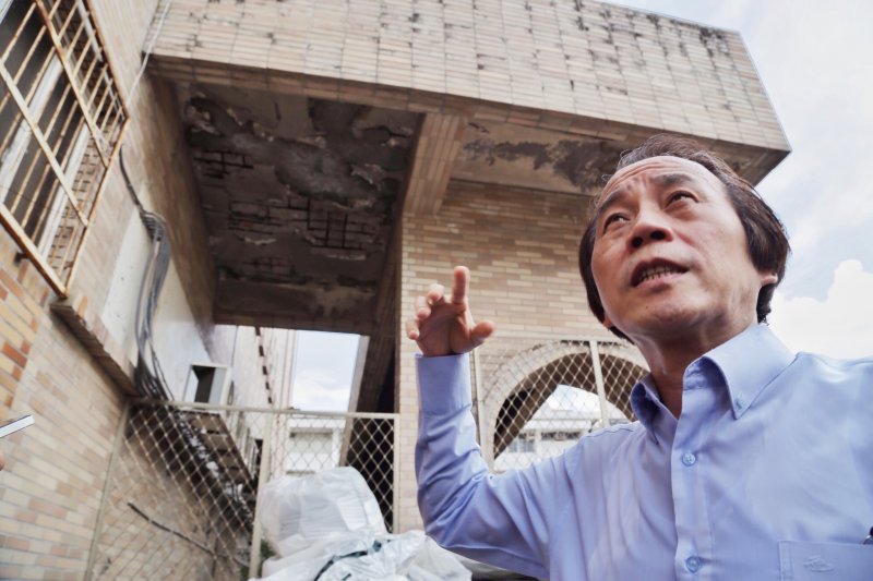 華榮市場為海砂屋,林欽榮親勘建築剝落嚴重區域。 華榮市場為海砂屋,林欽榮親勘建築剝落嚴重區域。