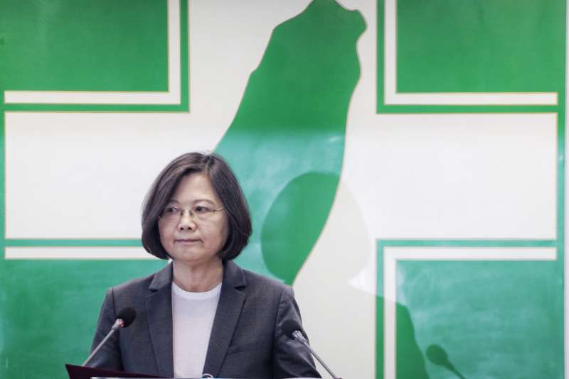 總統蔡英文出席民進黨中執會,回應砍七天假,聲稱民進黨一直與工人站在一起。 總統蔡英文出席民進黨中執會,回應砍七天假,聲稱民進黨一直與工人站在一起。
