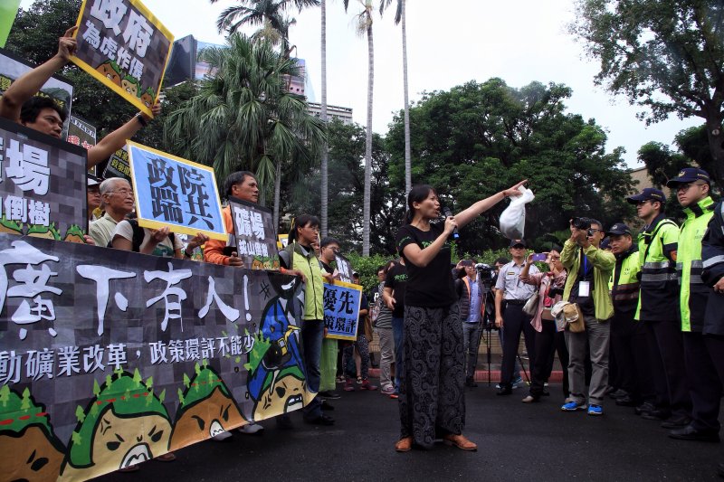 地球公民等團體抗議亞泥礦業破壞居住環境,要求政府重啟環評。 地球公民等團體抗議亞泥礦業破壞居住環境,要求政府重啟環評。