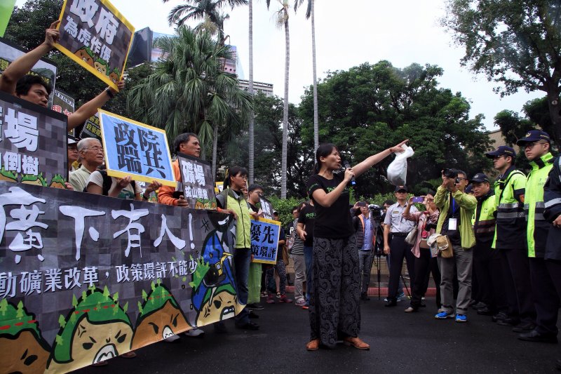 地球公民等團體抗議亞泥礦業破壞居住環境，要求政府重啟環評。