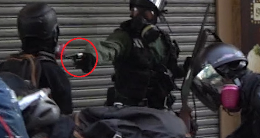 還原案發現場！「港警近距離開槍轟人」究竟怎麼回事，警方開槍真的是「適當武力」嗎？